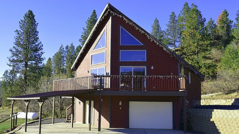 This Idaho Cabin Is A Secluded Retreat That Will Take You A Million Miles Away From It All