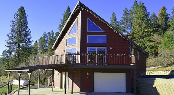 This Idaho Cabin Is A Secluded Retreat That Will Take You A Million Miles Away From It All