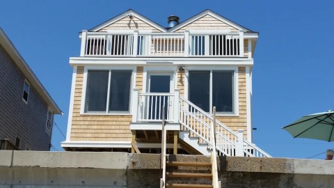 This Budget-Friendly Waterfront Home In Marshfield, Massachusetts Is Perfect For An Affordable Vacation