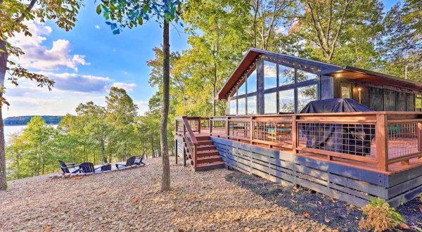 There’s No Better Place To Go Glamping Than This Magnificent Lakefront Cabin In Arkansas