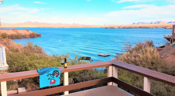 Stay Overnight In This Breathtaking Home Just Steps From The Lake In Arizona