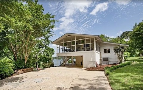 This Alabama Lake House Is A Secluded Retreat That Will Take You A Million Miles Away From It All