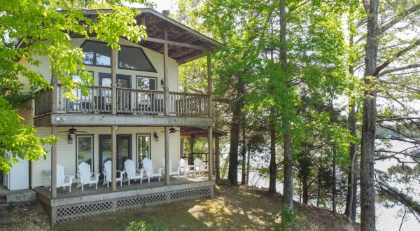 This Alabama Lake House Is A Secluded Retreat That Will Take You A Million Miles Away From It All