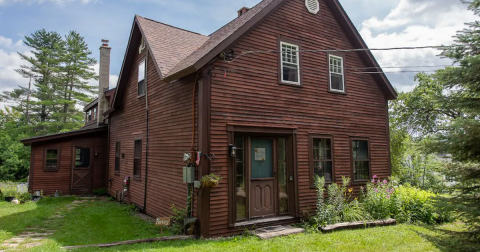 This Budget-Friendly Farmhouse In New Hampshire Is Perfect For An Affordable Vacation