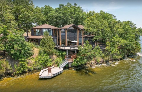 Enjoy A Weekend Getaway On The Water In Lovely Village Of The Four Seasons, Missouri