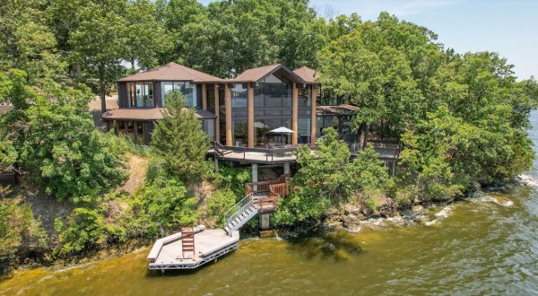 Enjoy A Weekend Getaway On The Water In Lovely Village Of The Four Seasons, Missouri