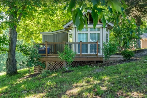 This Indiana Cottage In The Middle Of Nowhere Will Make You Forget All Of Your Worries