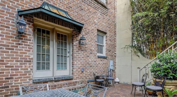 This Carriage House In Downtown Savannah, Georgia Is The Coolest Place To Spend The Night