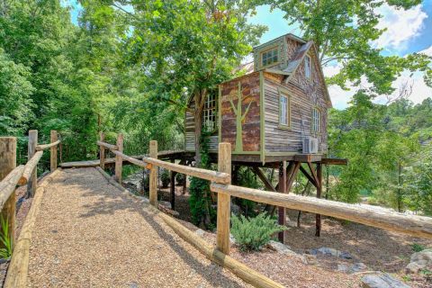 This Perfect Tennessee Rock Quarry Has An Amazing Treehouse For You To Spend The Night