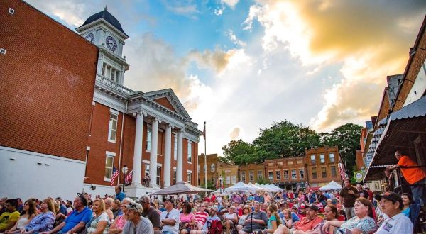 The Friendly Small Town In Tennessee That’s Perfect For A Summer Day Trip