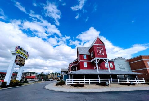 There Are 3 World-Famous Restaurants In The Small Town Of Pigeon Forge, Tennessee