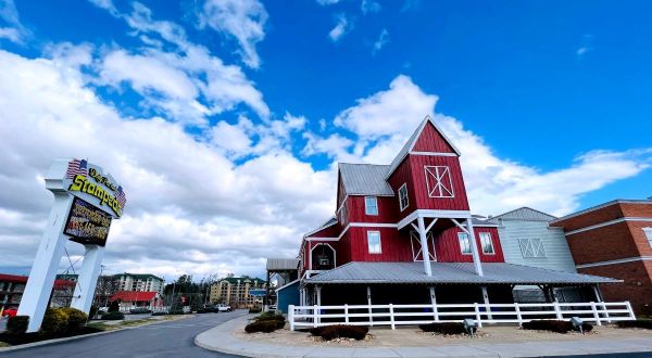 There Are 3 World-Famous Restaurants In The Small Town Of Pigeon Forge, Tennessee