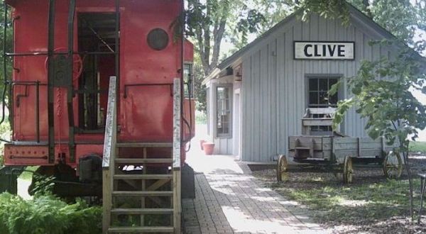 The Friendly Small Town In Iowa That’s Perfect For A Summer Day Trip