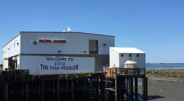 The Fish Peddler In Oregon Is A No-Fuss Hideaway With The Best Fresh Oysters