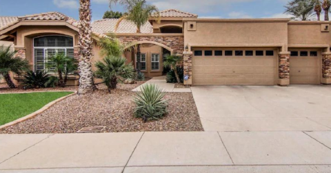 This Vacation Rental On A Golf Course In Arizona Is The Coolest Place To Spend The Night