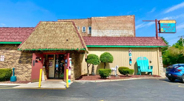 Eat Asian-Fusion And Be Serenaded By Celebrity Impersonators At This Family-Owned Tiki-Themed Illinois Restaurant