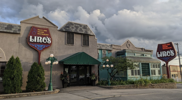Dine Like You’re Inside A Miniature Italian Village At This Award-Winning Restaurant In Illinois