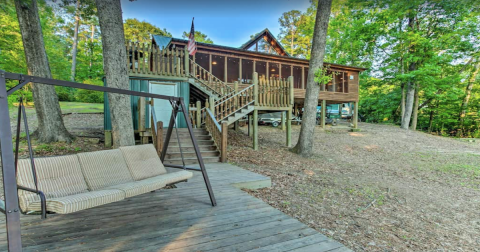 There's A Breathtaking Cabin Tucked Away Near The Toledo Bend Reservoir In Louisiana