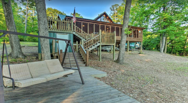 There’s A Breathtaking Cabin Tucked Away Near The Toledo Bend Reservoir In Louisiana