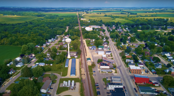 The Friendly Small Town In Illinois That’s Perfect For A Summer Day Trip