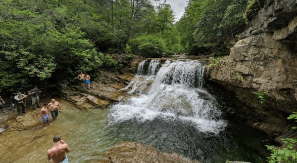 The Hike To This Gorgeous Virginia Swimming Hole Is Everything You Could Imagine