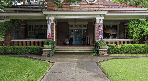An Overnight Stay At This British-Themed Bed & Breakfast In Texas Will Transport You Across The Pond