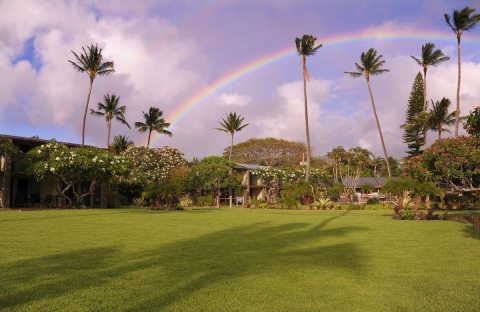 There's A Bed & Breakfast Hidden The Beachfront In Hawaii That Feels Like Heaven