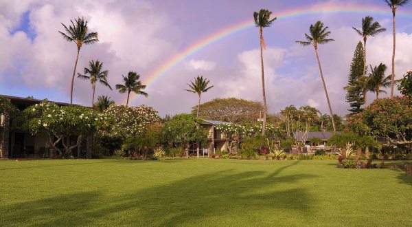 There’s A Bed & Breakfast Hidden The Beachfront In Hawaii That Feels Like Heaven