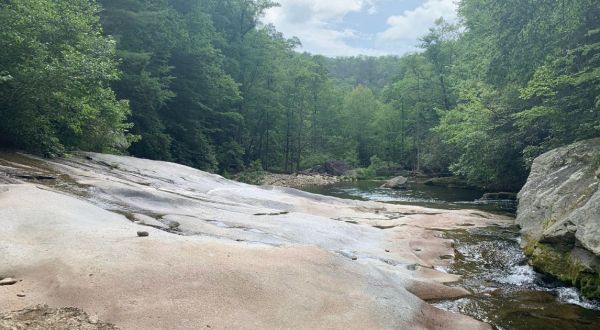 The 5.7-Mile Hunt Fish Falls Via Gragg Prong Trail In North Carolina Is Full Of Jaw-Dropping Natural Pools