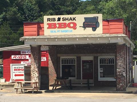 On Your Way To The Mountains, Enjoy A Meal At This Hidden Gem BBQ Spot In Alabama