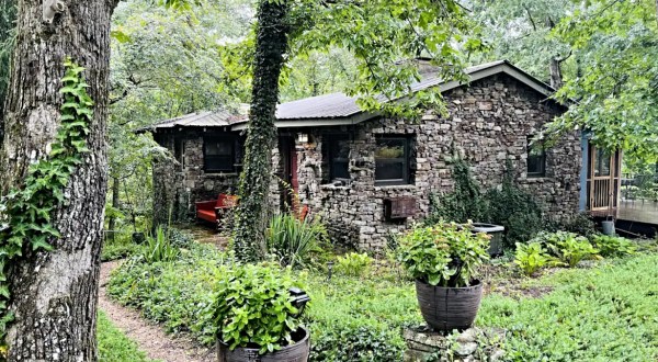 This Quaint Cottage On The Banks Of Little River In Alabama Will Make Your Summer Splendid