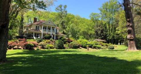 There's A Bed And Breakfast Hidden On 5 Beautiful Rolling Acres In North Carolina That Feels Like Heaven
