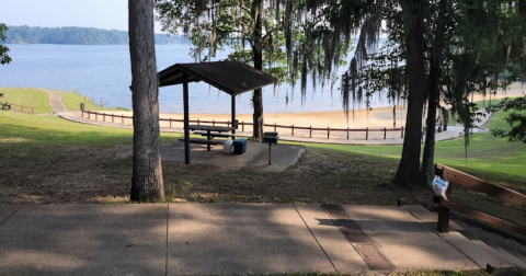 The Small Town Lake In Louisiana That's An Idyllic Summer Day Trip