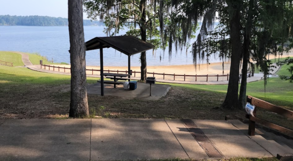 The Small Town Lake In Louisiana That’s An Idyllic Summer Day Trip