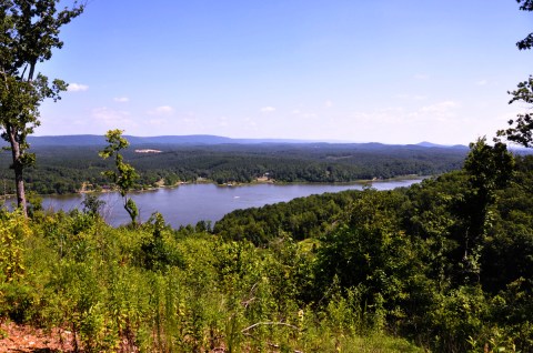 The Small Town Lake In Alabama That's An Idyllic Summer Day Trip