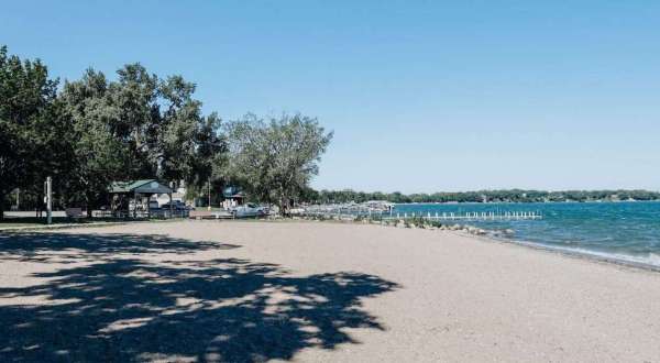 The One Pristine Inland Beach In Iowa That Will Make You Swear You’re On The Coast