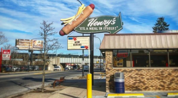 This Iconic Illinois Hot Dog Diner Is Part Of Route 66 History And Still Slinging Fry-Covered Dogs By The Bagful