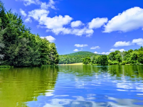 The Small Town Lake In Pennsylvania That's An Idyllic Summer Day Trip