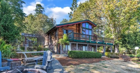 Enjoy Some Much Needed Peace And Quiet At This Charming Washington Luxury Cabin