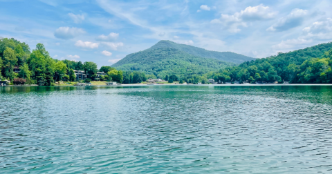 The Most Scenic Lake In North Carolina Is Perfect For A Year-Round Vacation