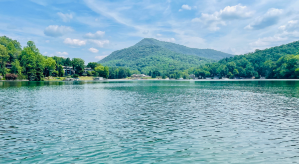 The Most Scenic Lake In North Carolina Is Perfect For A Year-Round Vacation