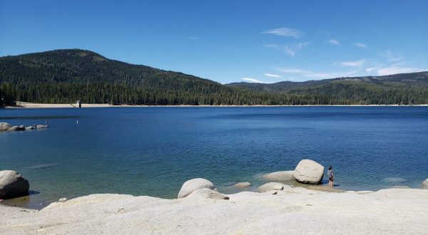 The Small Town Lake In Northern California That’s An Idyllic Summer Day Trip