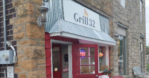 On Your Way To Kansas City, Enjoy A Meal At This Hidden Gem Hamburger Joint in Kansas