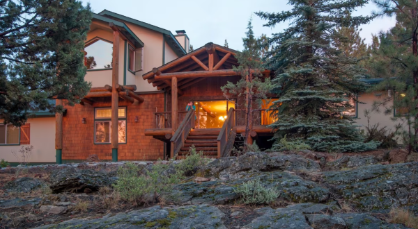 Enjoy A Getaway With Your Large Group At This Epic Cabin In Oregon