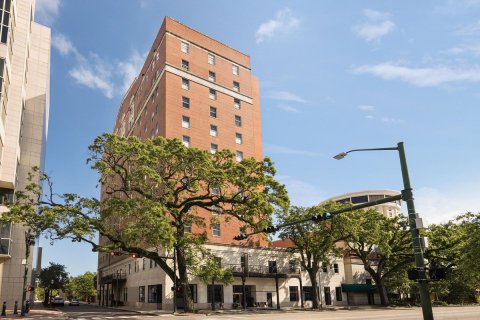 This Alabama Hotel Has Its Very Own Rooftop Honeybee Colony