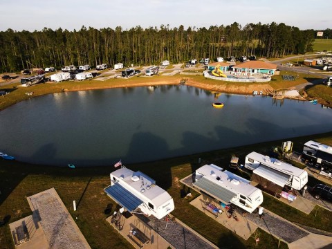 With A Resort-Style Pool And A Lake, This RV Campground In Alabama Is A Dream Come True