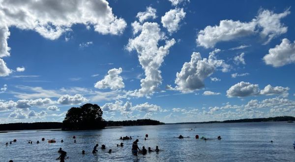 The Small Town Lake In North Carolina That’s An Idyllic Summer Day Trip