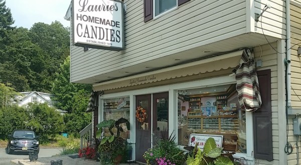 Candy Apples Aren’t Just For Fall – This New Jersey Candy Shop Offers Tons Of Delicious Flavors Year-Round
