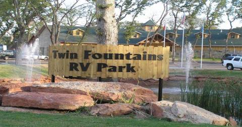 With A Mini Golf Course, Swimming Pool, & Limo Shuttle, This RV Campground In Oklahoma Is A Dream Come True