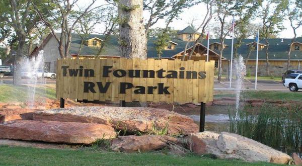 With A Mini Golf Course, Swimming Pool, & Limo Shuttle, This RV Campground In Oklahoma Is A Dream Come True